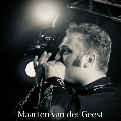 Een mondharmonicaspeler op het podium, uit het fotoarchief van DMM